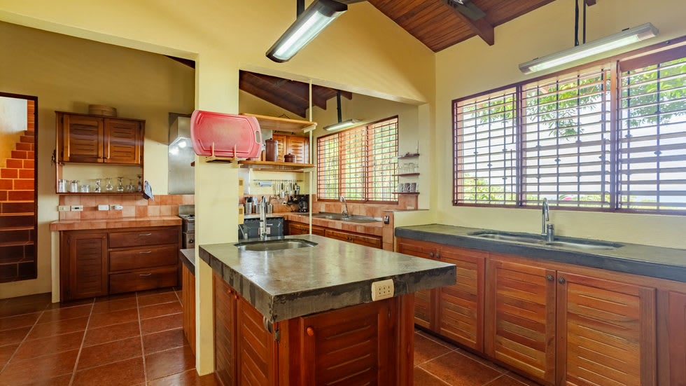 Home with White Water Views and Easy Access in Ojochal