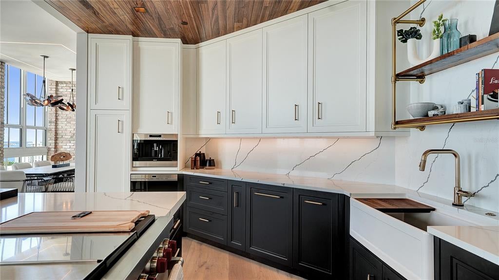 1350 Main St, #1704