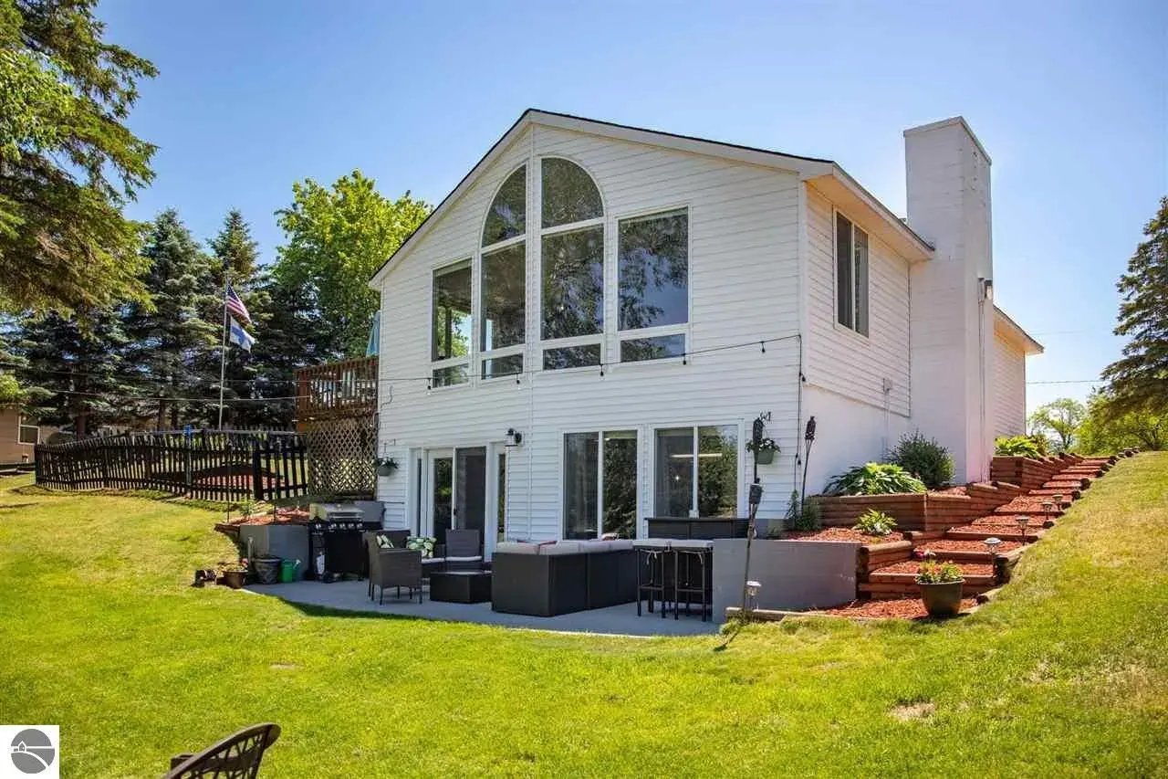 600 Gitchegumee Dr