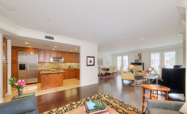143 N Arnaz Dr #304