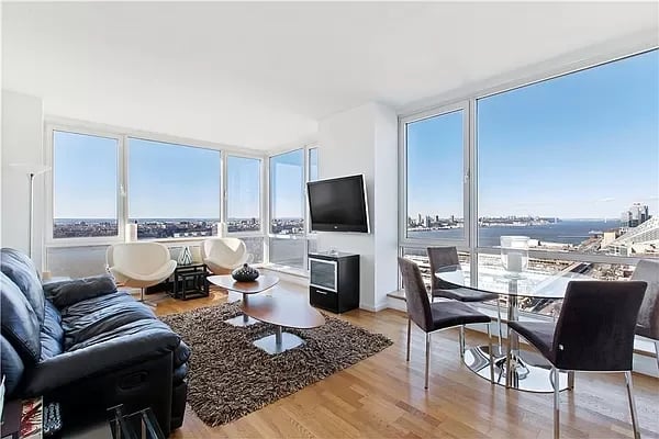635 West 42nd Street Unit: 8H