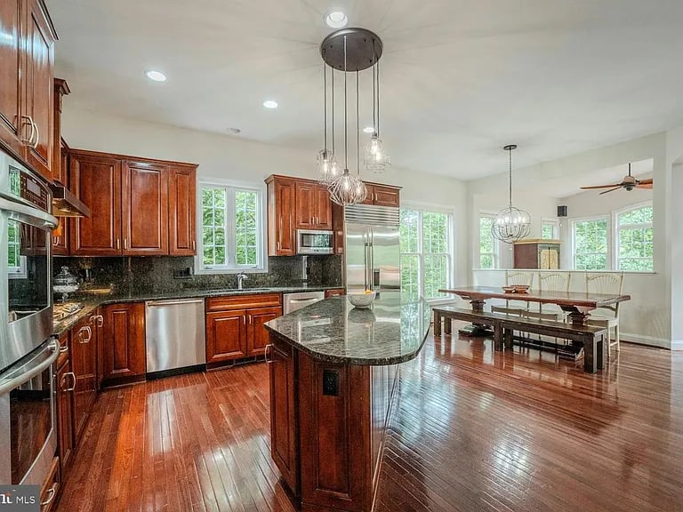 106 Calvary Ct SE