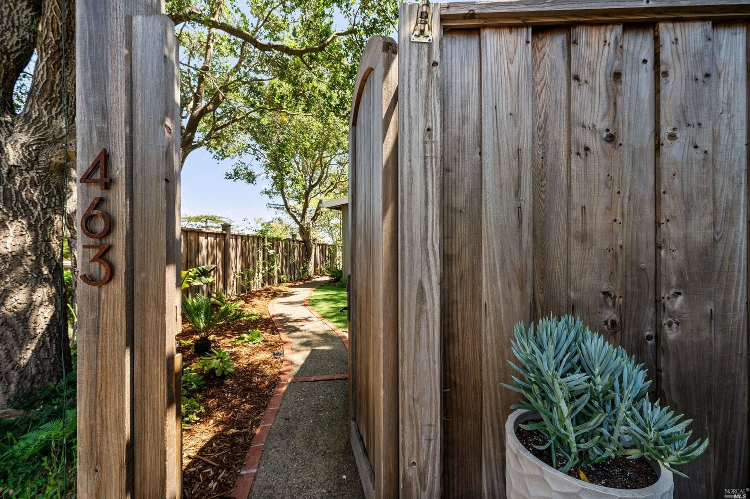 463 Live Oak Dr