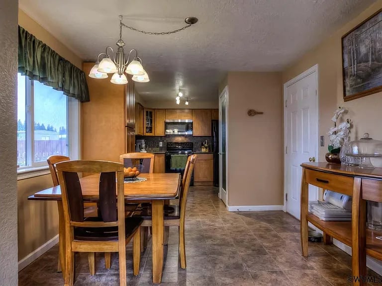 4332 Sylvia Ct SE