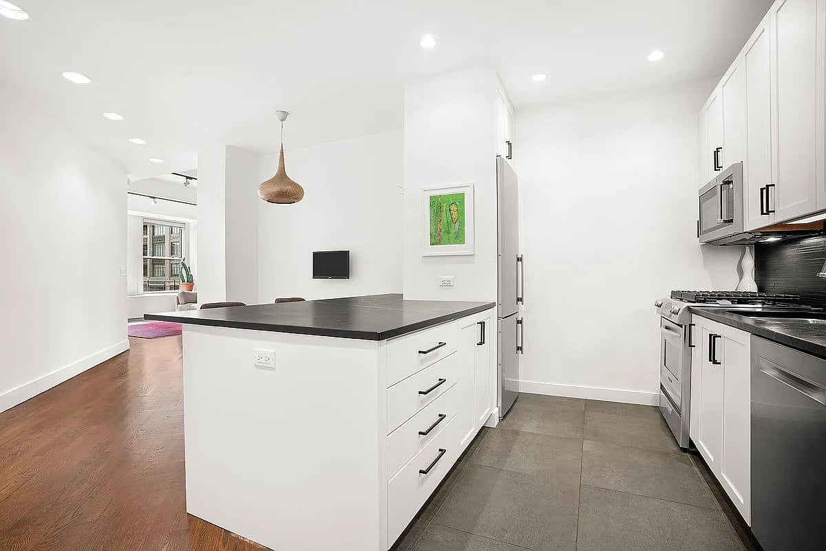 425 Park Ave S APT 16B