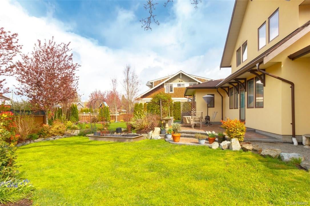 10100 Tsaykum Rd, North Saanich