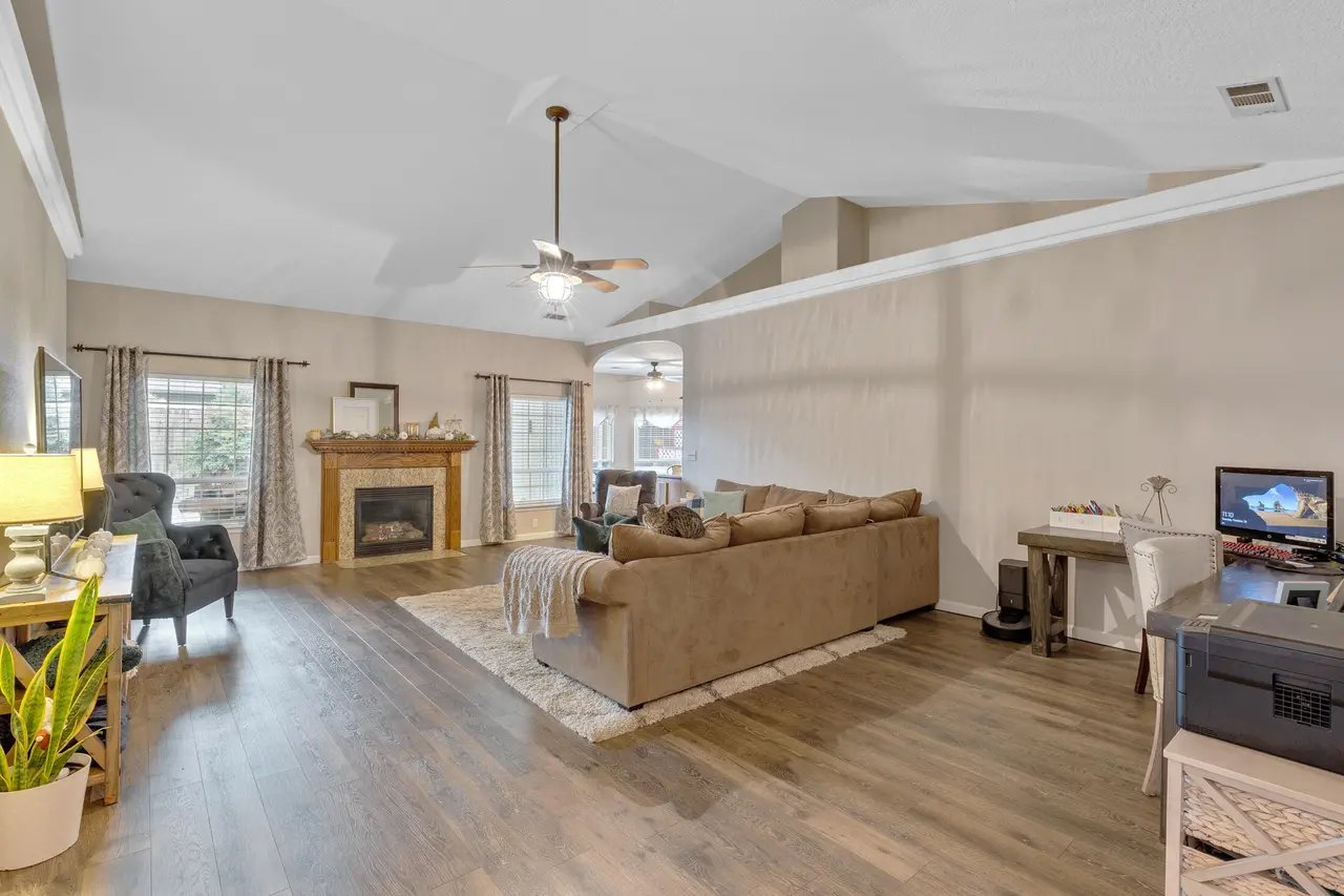 109 SW Lowe Ct