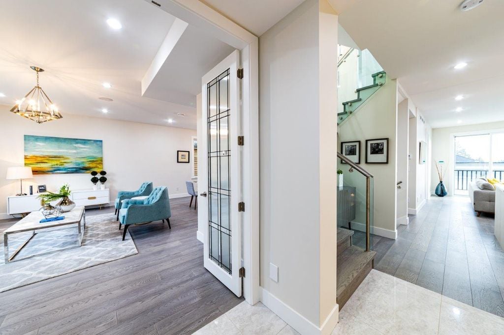 339 W 26th St