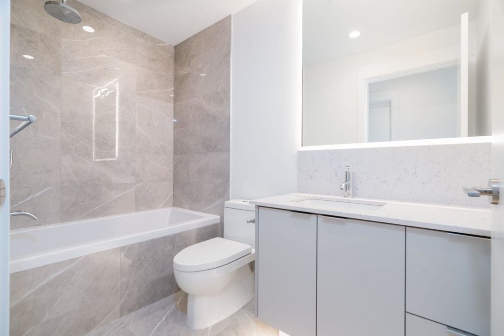 7638 Cambie St, #204