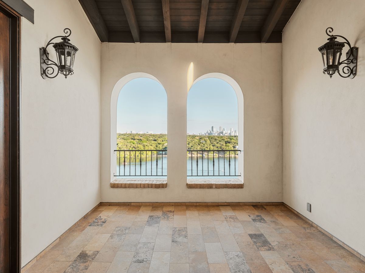 Lakeshore Horizon: Waterfront Villa with Lake & City Views