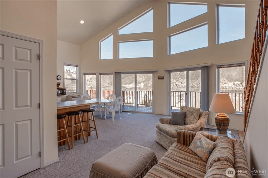 380 Beach Dr