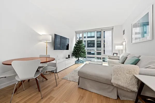 261 West 28th Street Unit: 3C
