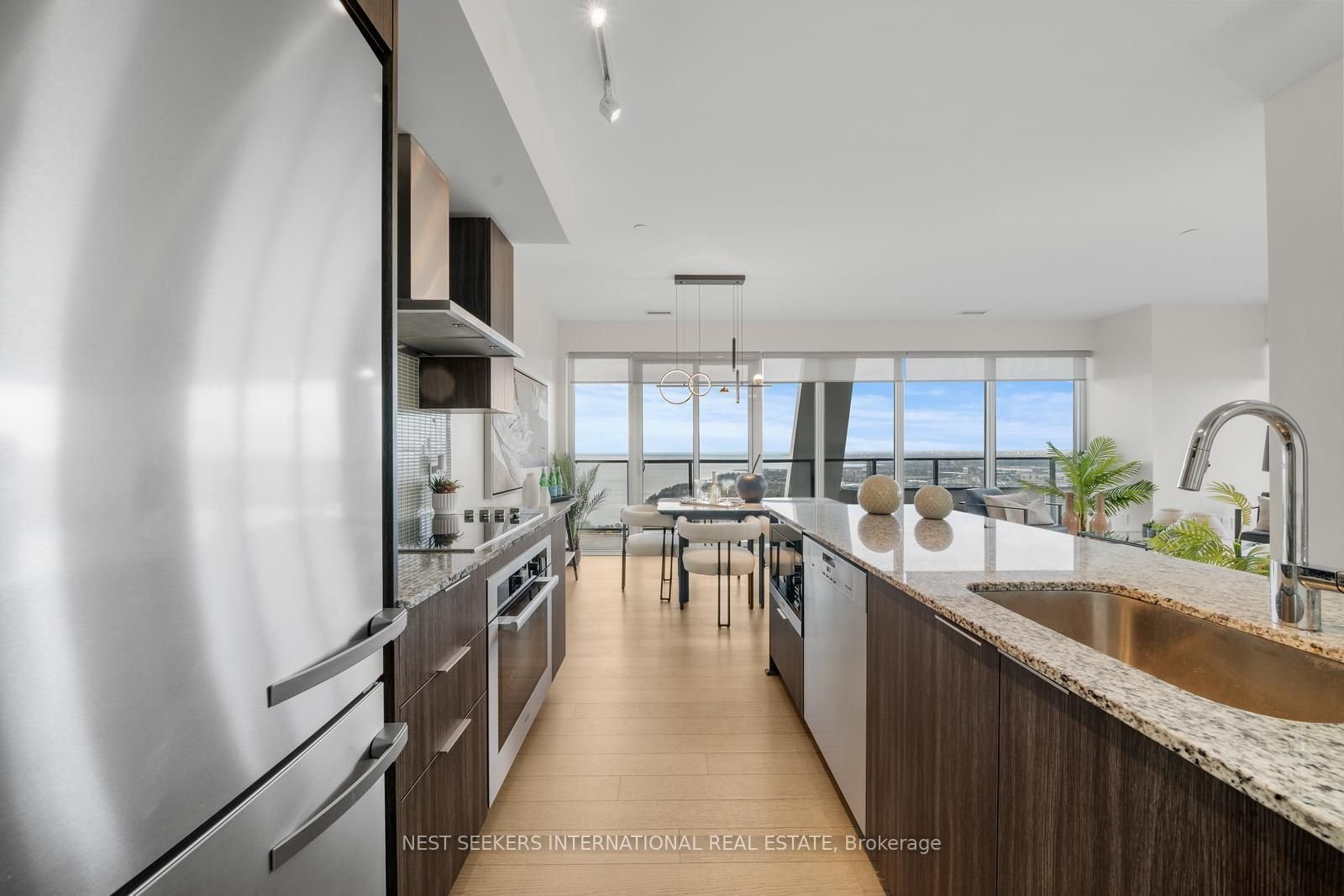 LUXURY AT SKYTOWER 