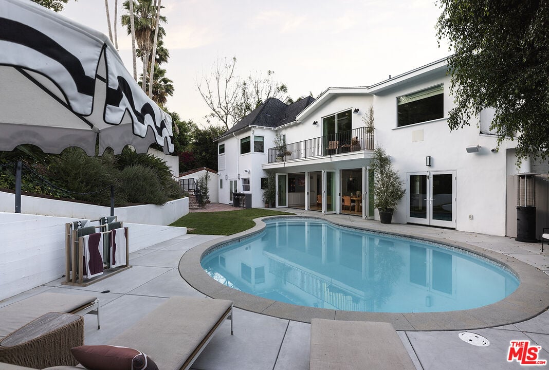 Nova Pavilion, El Cerrito Pl, 90068