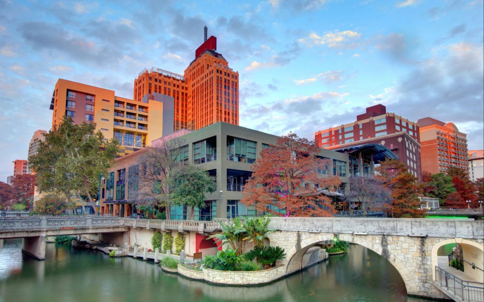 San Antonio, Texas &ndash; River Walk and downtown skyline