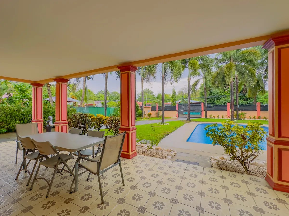 Spacious Living Near Town and Beach