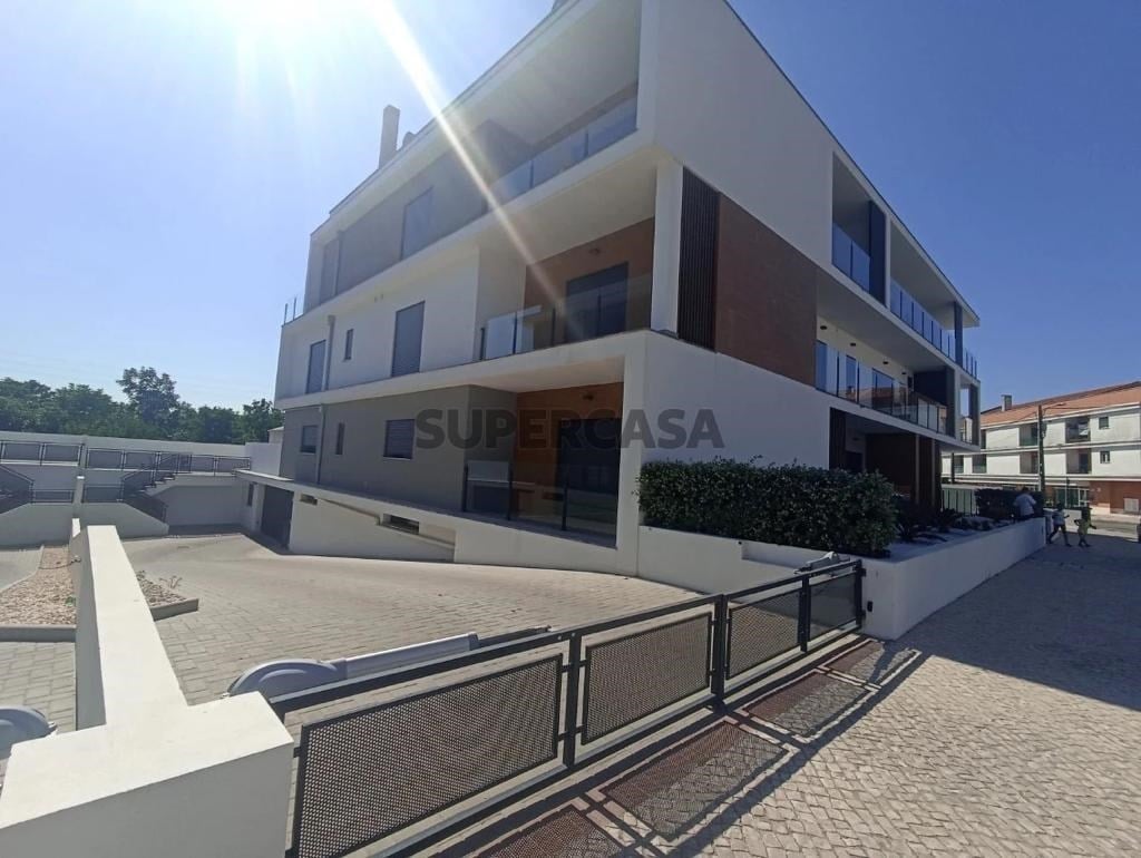 Modern 2-Bed, 2-Bath Apartment in Central Marinha Grande – Near Nazaré