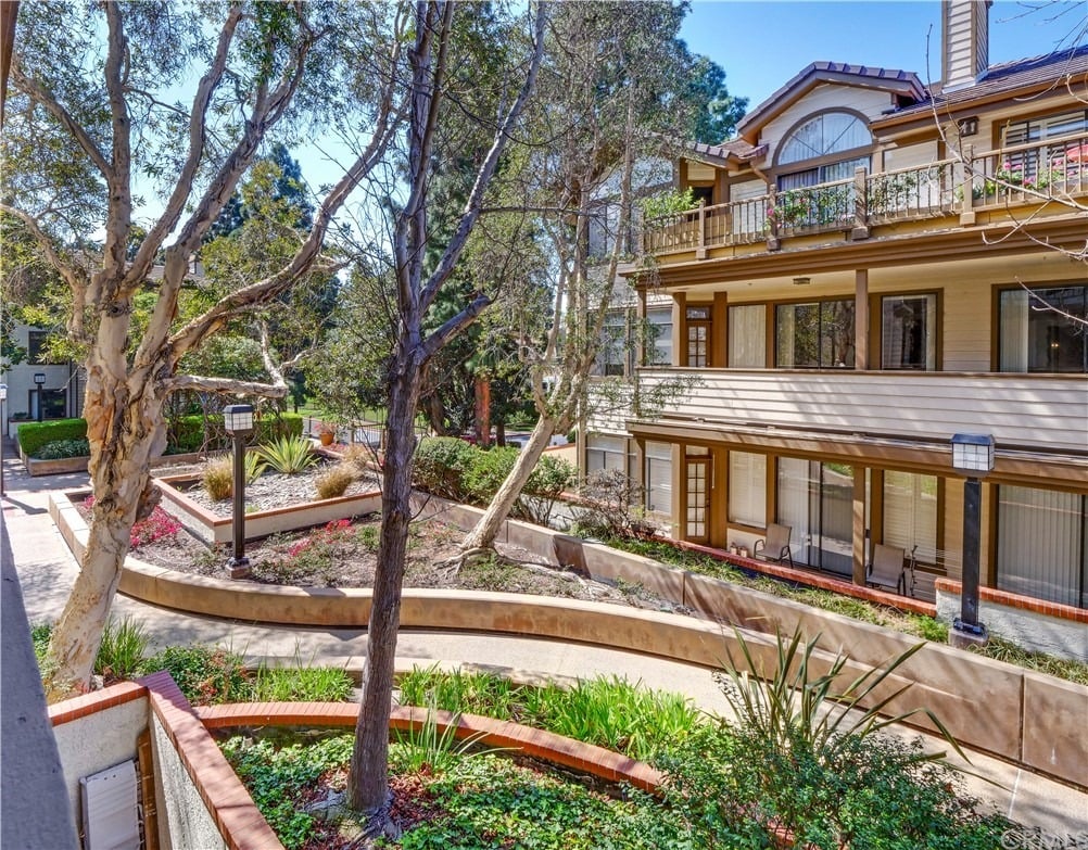 2563 Plaza Del Amo #204
