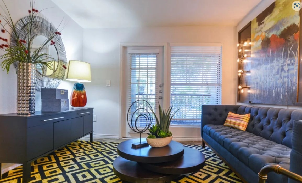 Amazing 2/2, walk to the Domain, up to 10 free weeks!