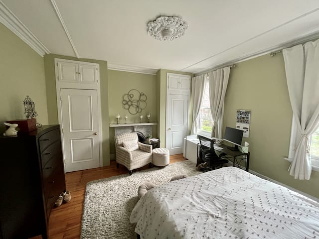 Warren Avenue - 2 bedroom 1 bathroom w. private Yard and In-unit Laundry! 