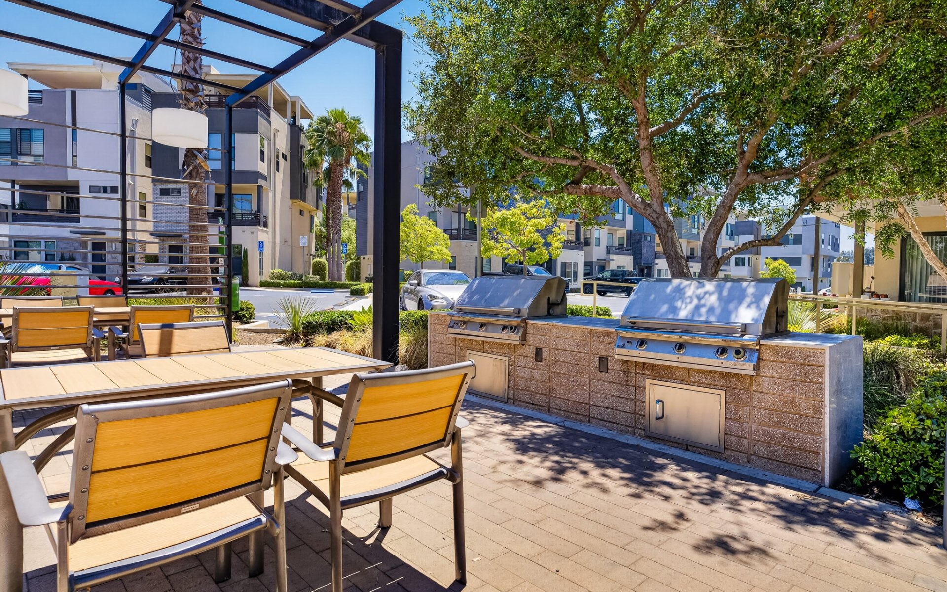 1687 Grand View