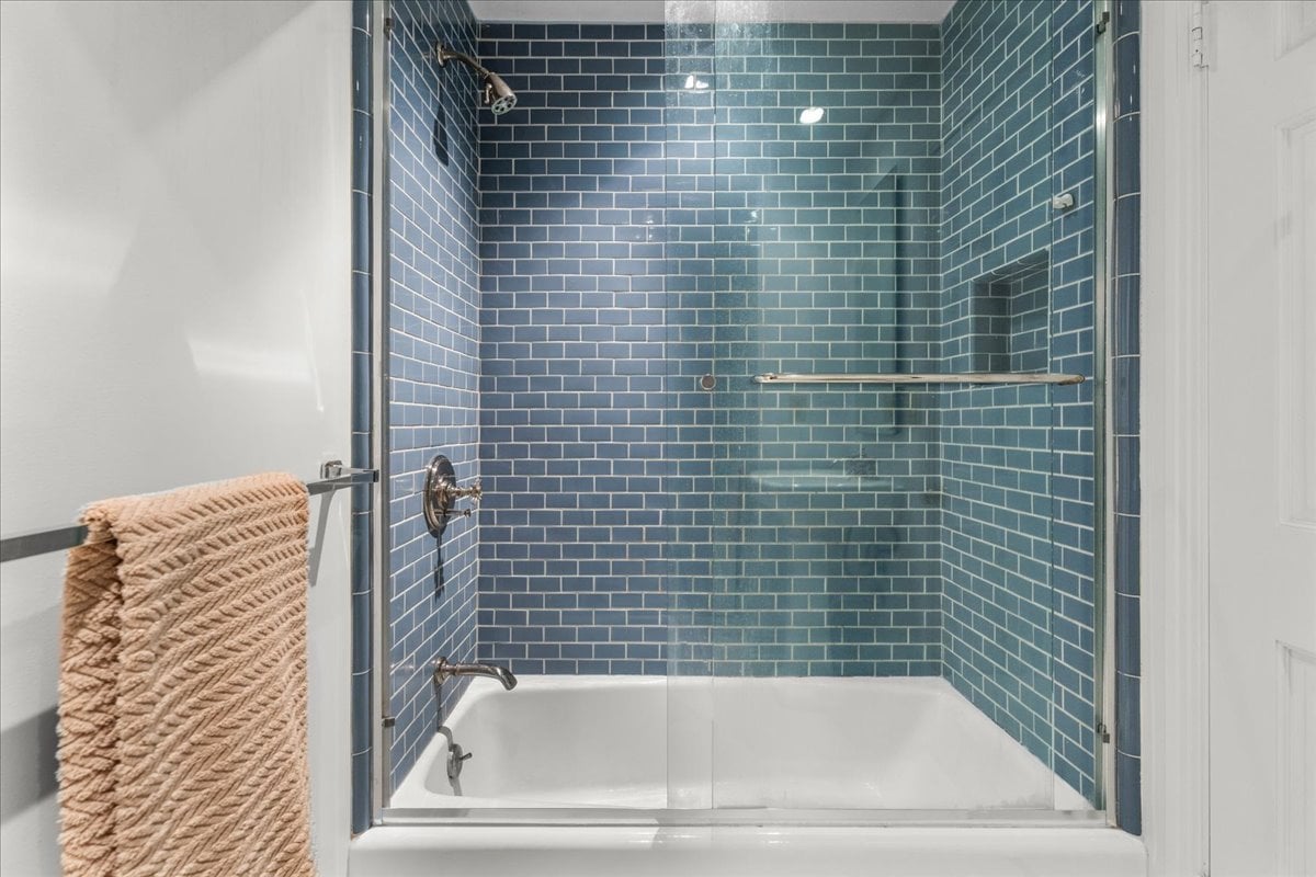 Toluca Lake 5  + 4 Traditional witih Pool & Guest House