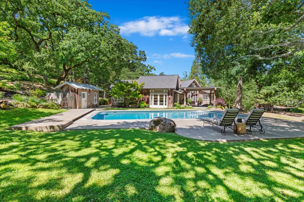15 Cascade Ln