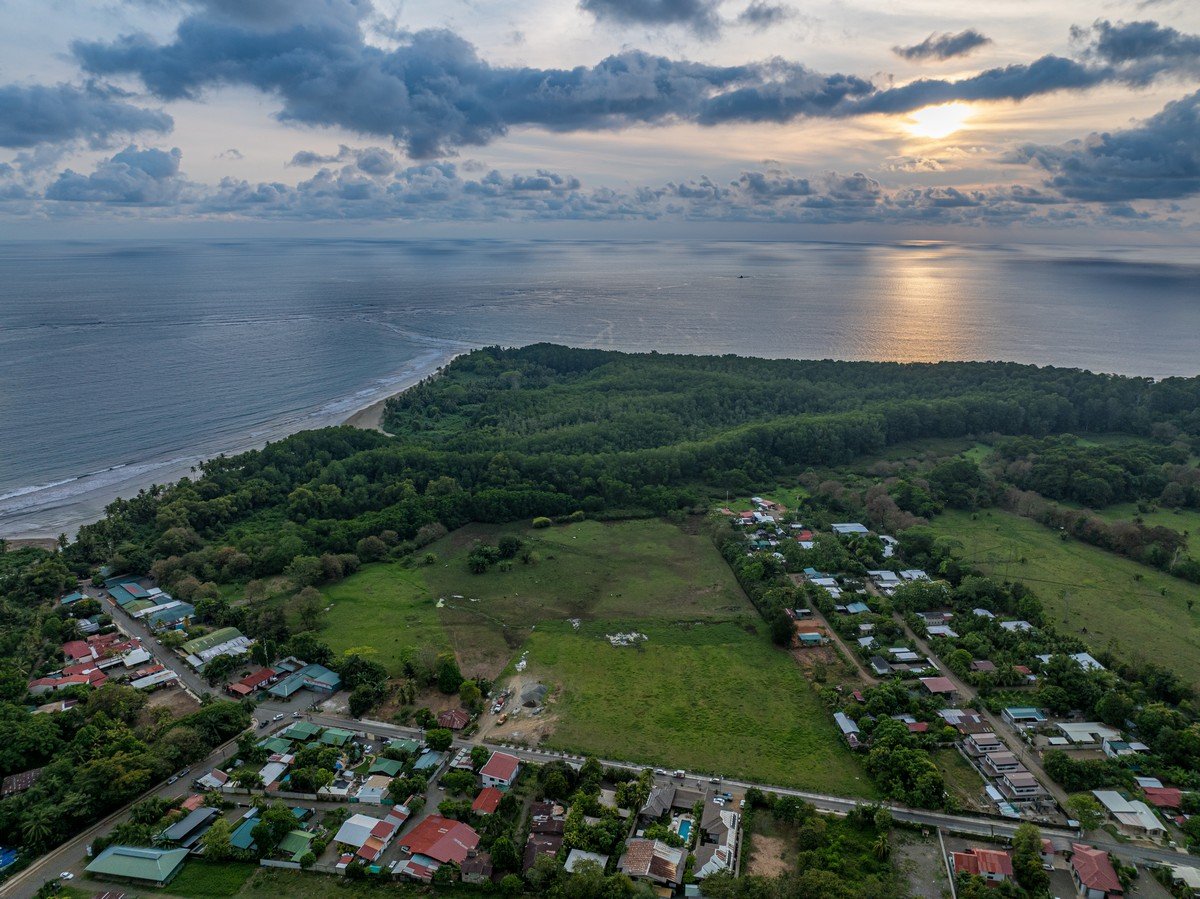 0.12 ACRES – 3 Bedrooms Newly Built Modern Home, With Pool & Privacy, Only 4min to the Beach!!!