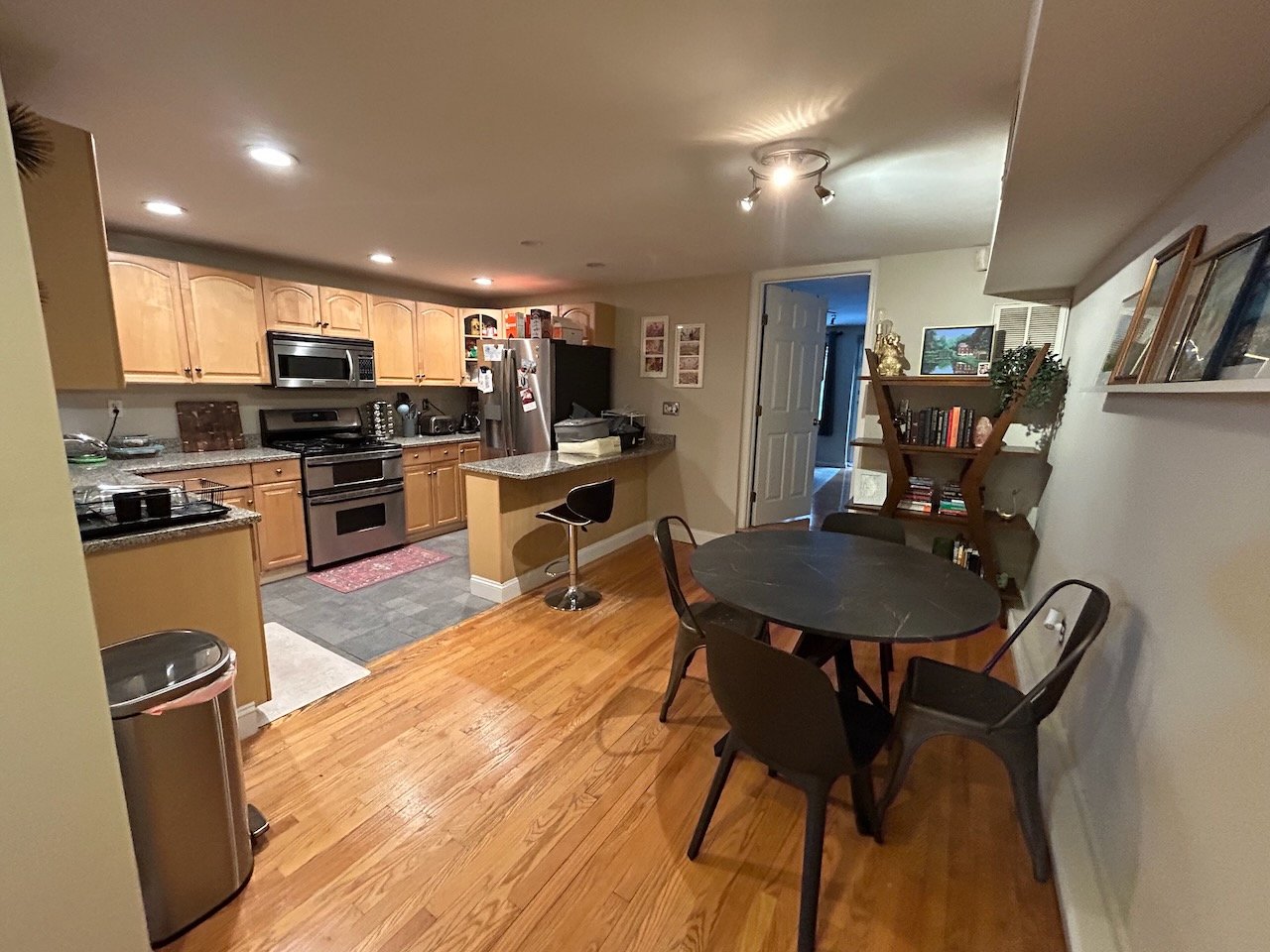 Warren Avenue - Private Entry 1 bed 1 bath w/ Laundry - Pets Negotiable! AVAILABLE MAY 1