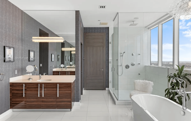 LUXURY IN THE MIAMI SKY