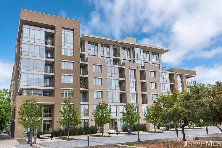 255 Berry St APT 516
