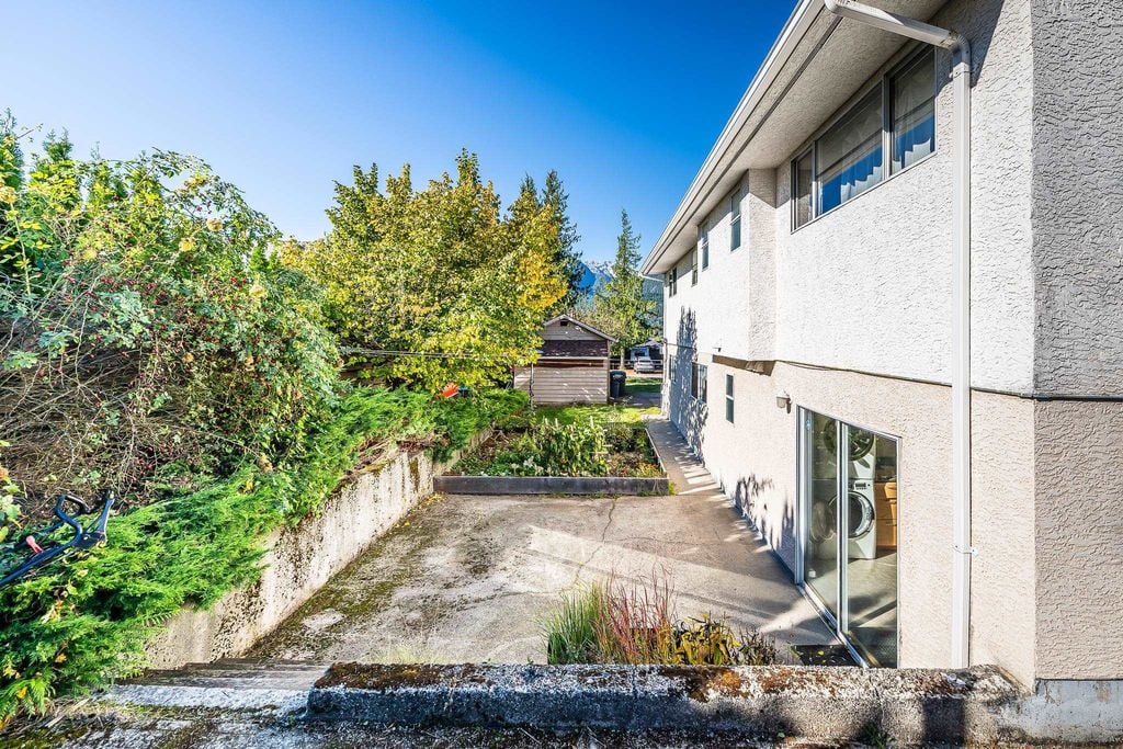 2332 Argyle Cres