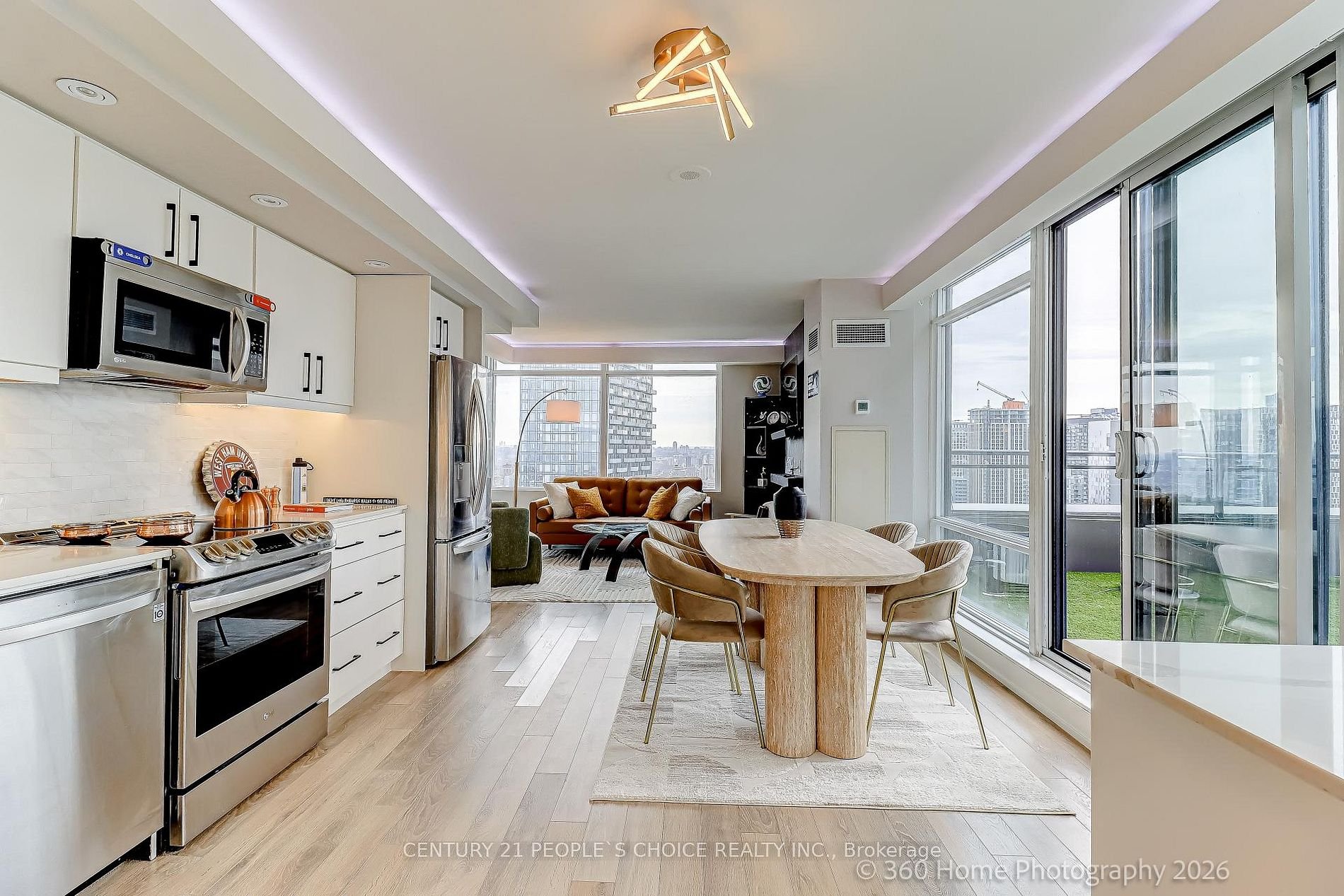 WATERFRONT LUXURY 