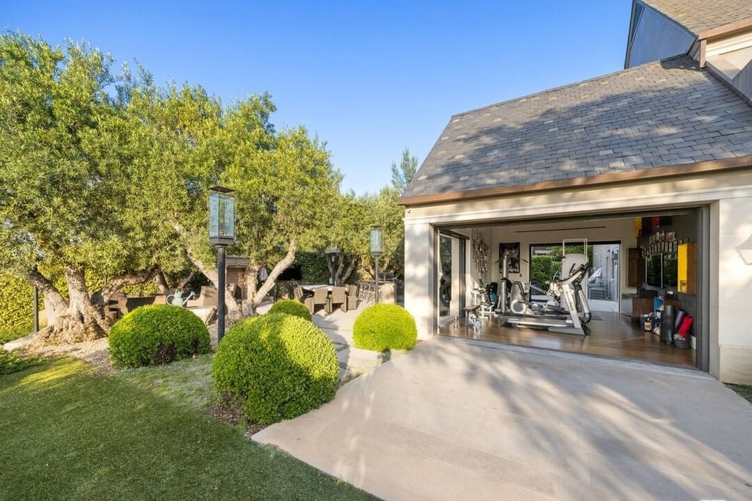 Stone Ridge Ln, 90077