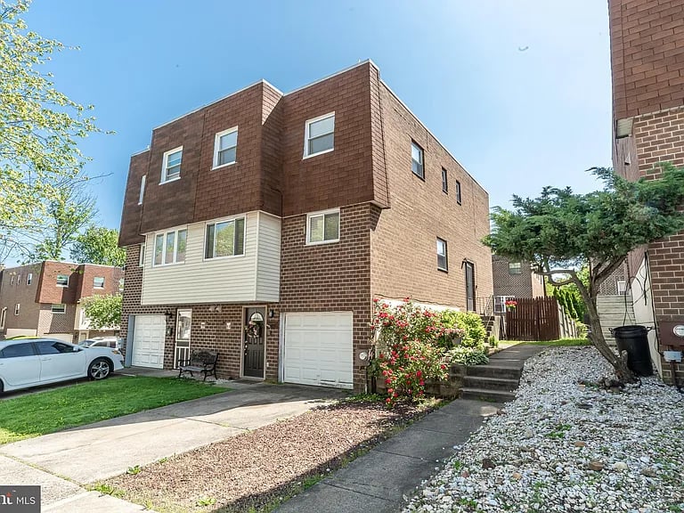 852 N Centennial Sq N