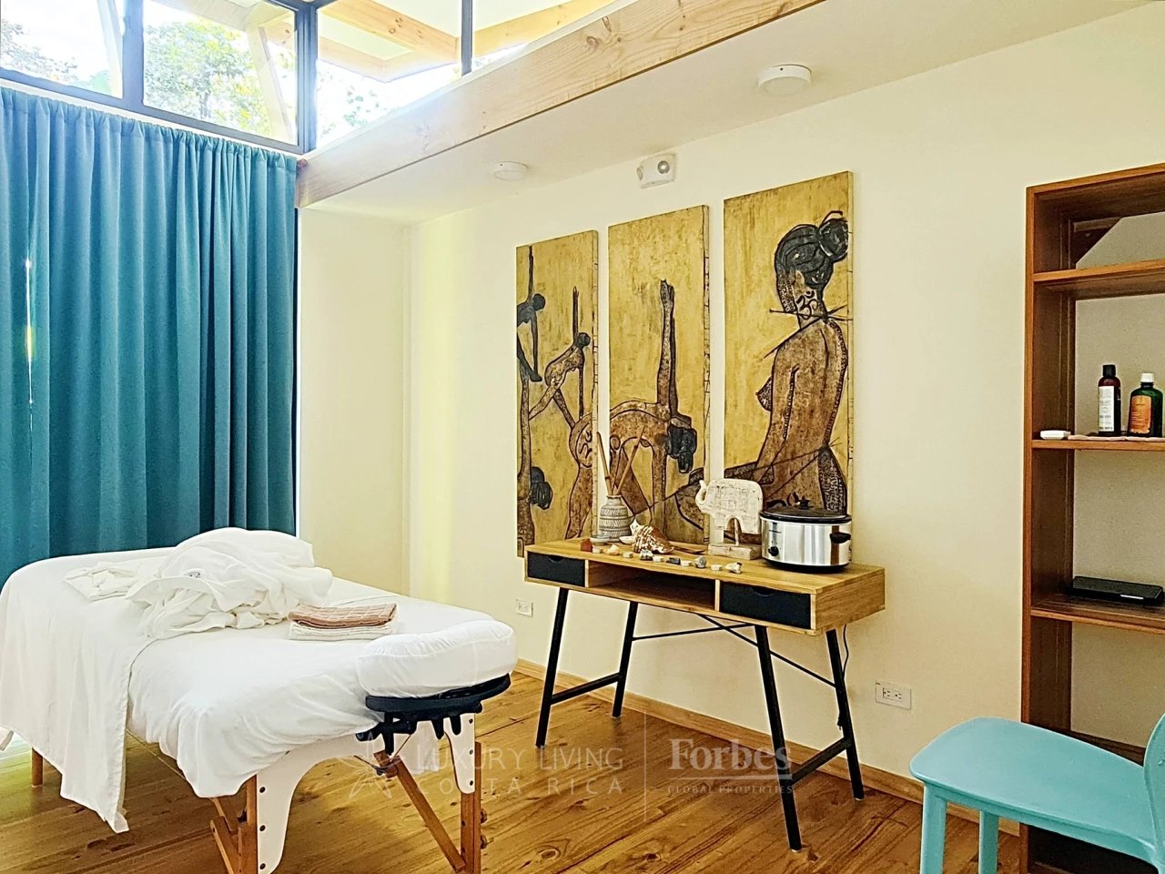 20391 - Property near the beach with hotel or private home potential