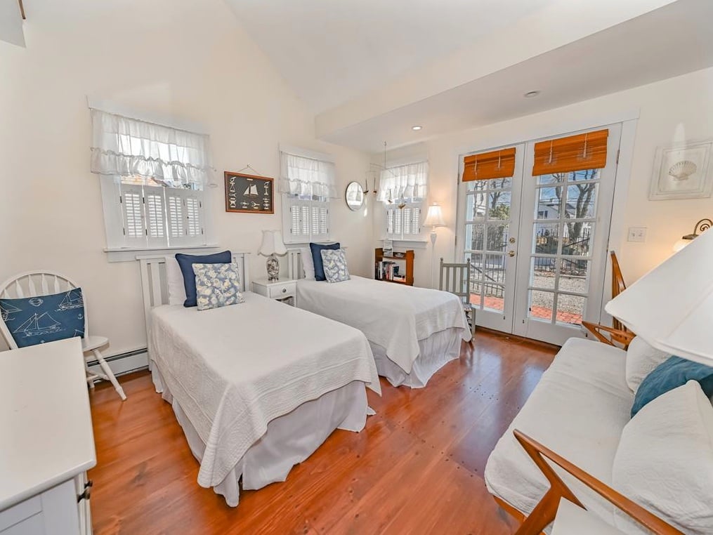 12 Colonial Ln