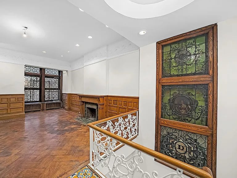 11 W 74th St