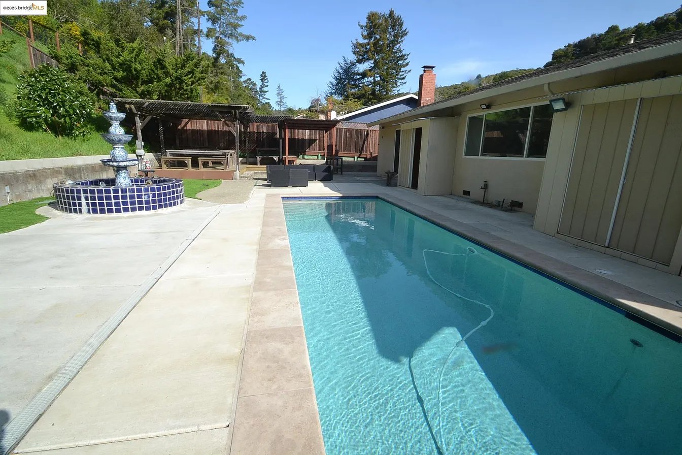 8153 Surrey Ln
