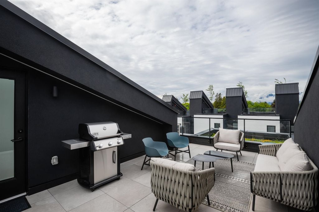 90 W King Edward Ave, #216