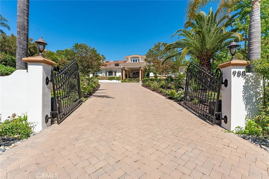 988 Candlecrest Dr