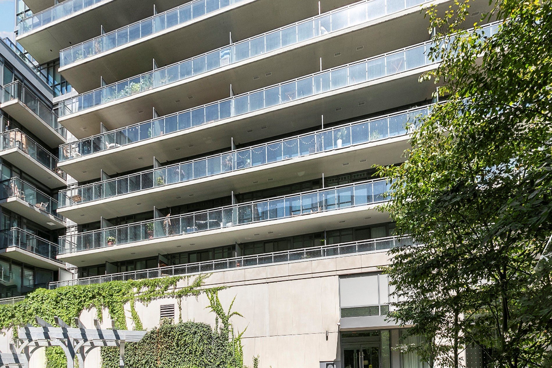 775 King St W Unit: 906