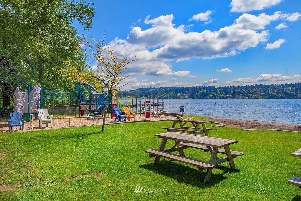 19526 32nd Ave NE