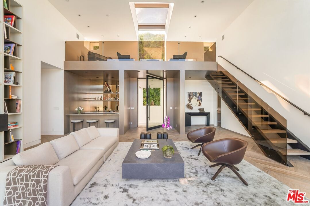 Monarch Crest, Sierra Mar Pl, 90069