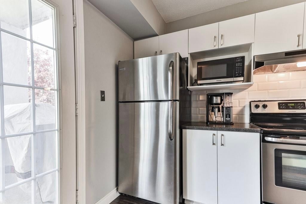 207-1421 Walker's Line, Burlington