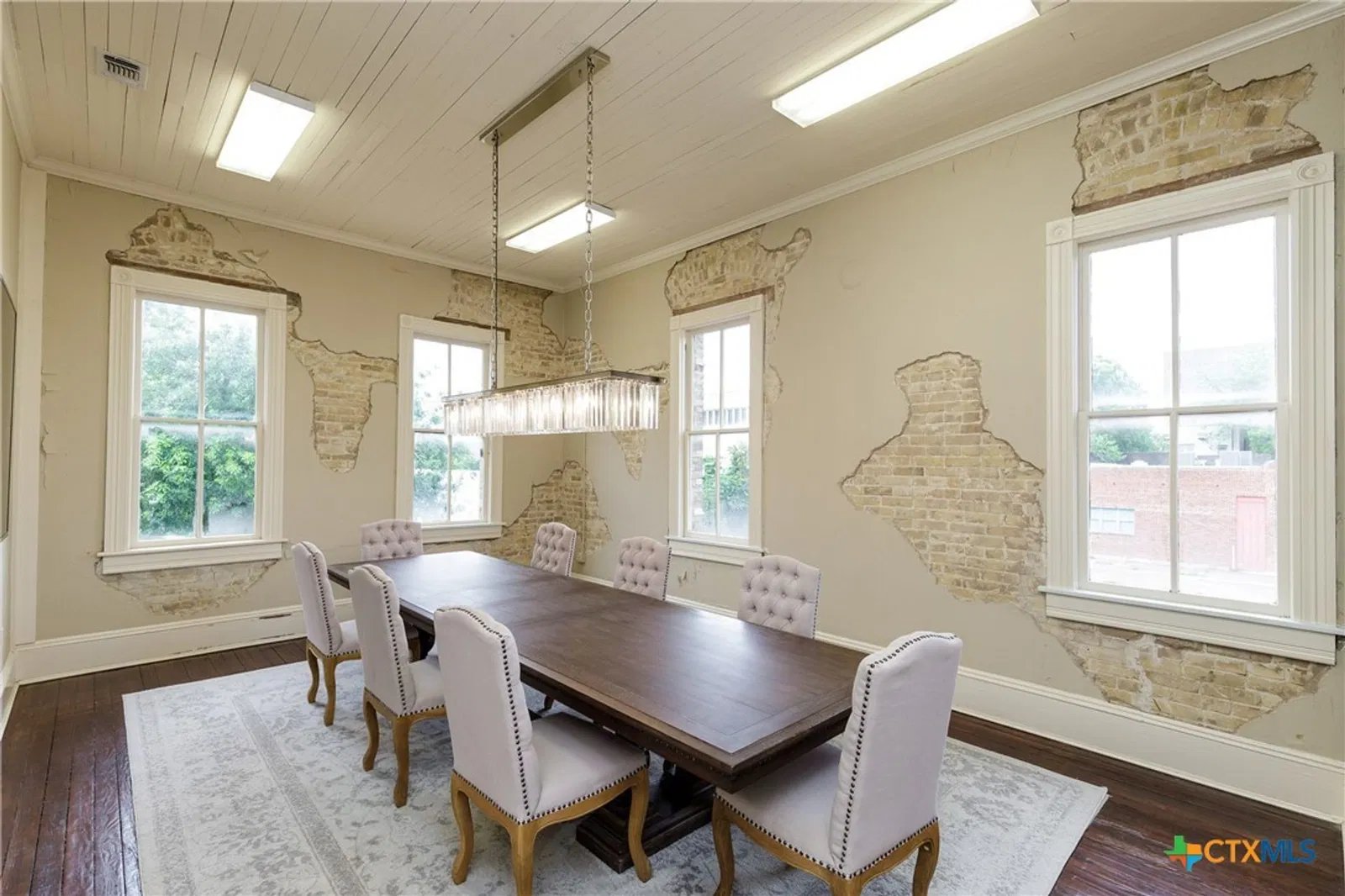 205 1/2 E Constitution St