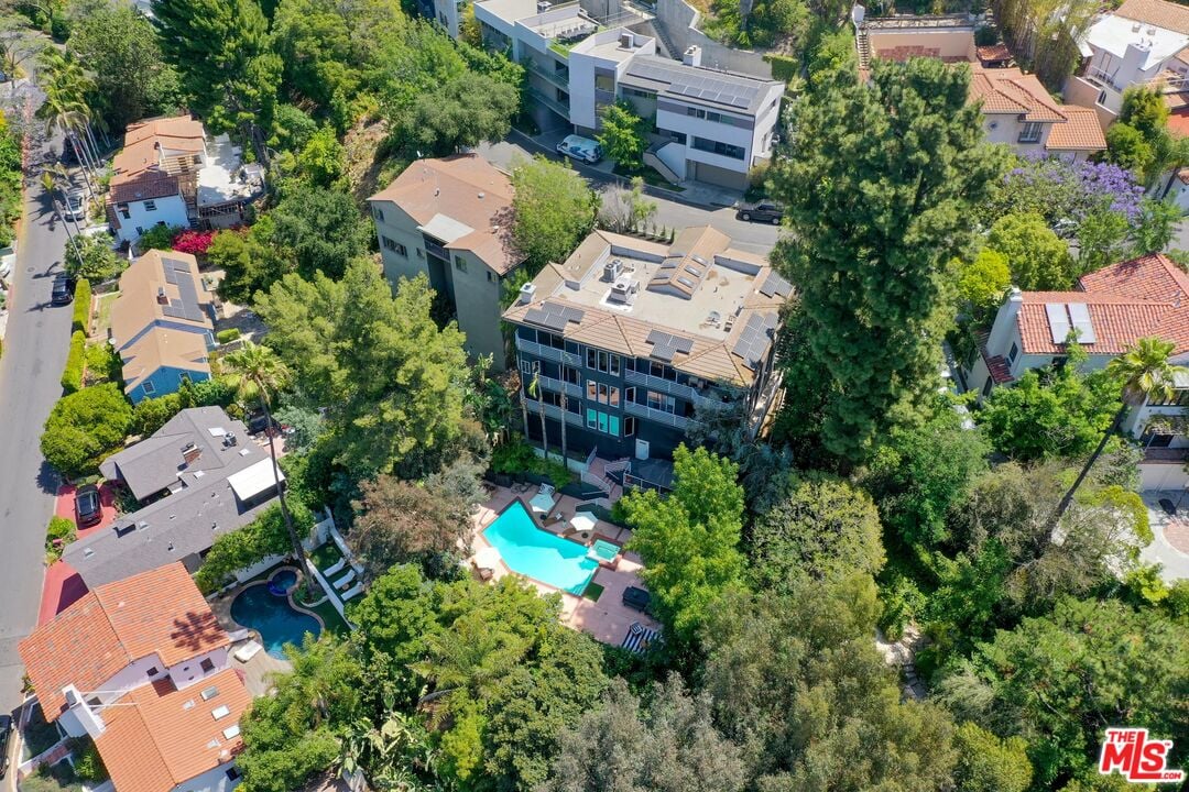 Solaris Manor, N Knoll Dr, 90068