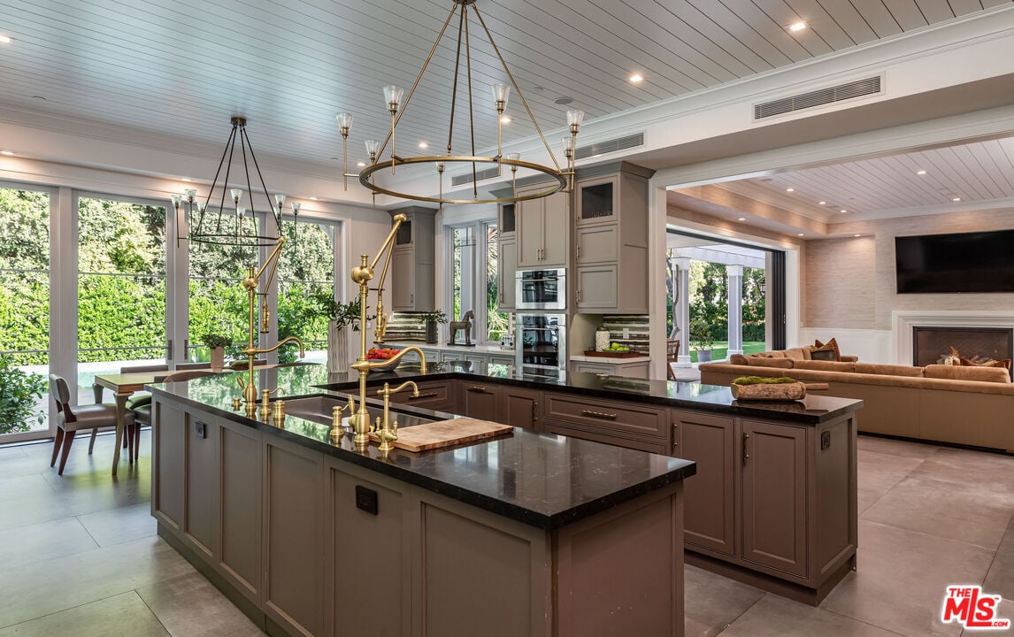 Monarch Reserve, N Norman Pl, 90049