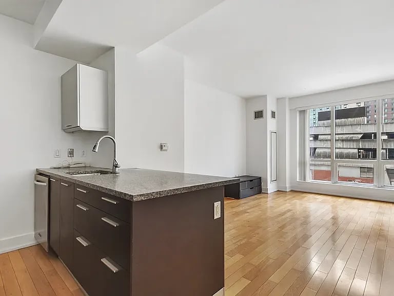 350 W 42nd St, #8H