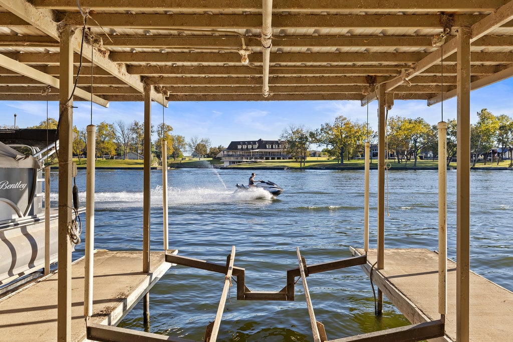 Stunning Waterfront Retreat in the Heart of Kingsland